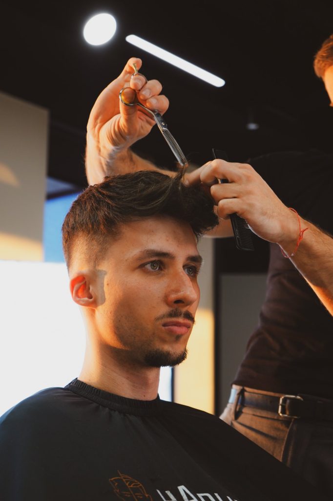 Realizacja 02 – strzyżenie systemu włosów w salonie Hairline